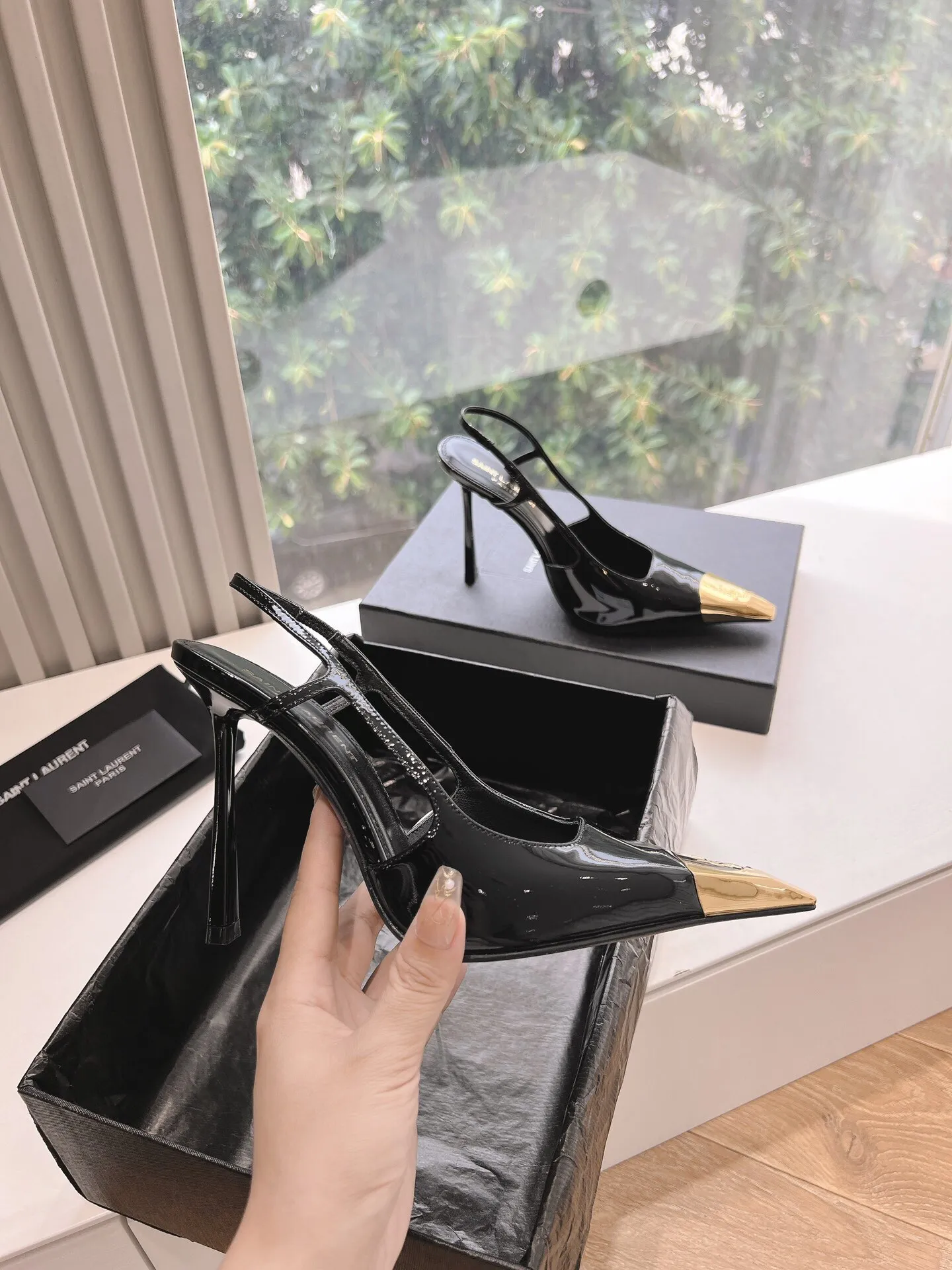 👟👟Ex-factory price 560👟👟 Women's shoes, women's clothing, women's shoes, women's clothing, top quality Saint Laurent/Yves Saint Laurent Lee metal buckle single shoes, YSL sister's beautiful high heels, and the small square toe of the same style as Saint Laurent Rose. High heels are very good at modifying the foot shape, luxury metal chain. In recent years, SL👟👟factory price is that women are becoming more and more understanding of high heels. The embarrassing design impression of the waterproof platform model is gone. YSL's beautiful high-heeled shoes. Upper: imported patent leather/cowhide. Sole: genuine leather outsole. Heel height: about 11cm. Sizes 35-39 (40, 41 customized, non-refundable and non-exchangeable)